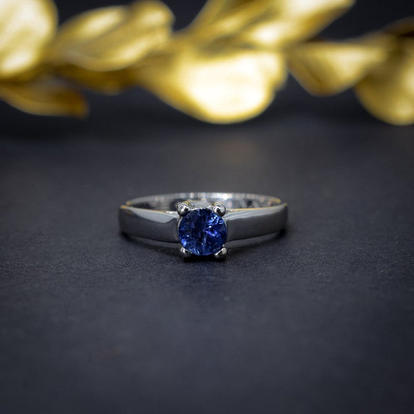 Anillo de compromiso con zafiro natural realizado en oro blanco de 14 kilates