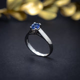 Anillo de compromiso con zafiro natural realizado en oro blanco de 14 kilates