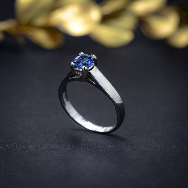 Anillo de compromiso con zafiro natural realizado en oro blanco de 14 kilates