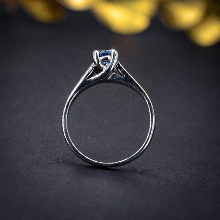 Anillo de compromiso con zafiro natural realizado en oro blanco de 14 kilates