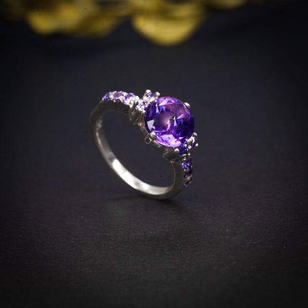 Anillo de compromiso con amatistas naturales elaborado en oro blanco de 14 kilates