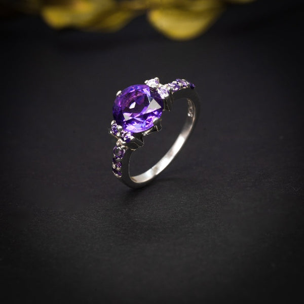 Anillo de compromiso con amatistas naturales elaborado en oro blanco de 14 kilates