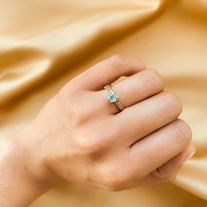 Anillo de compromiso con topacio natural y 10 diamantes laterales en oro rosa de 14 kilates