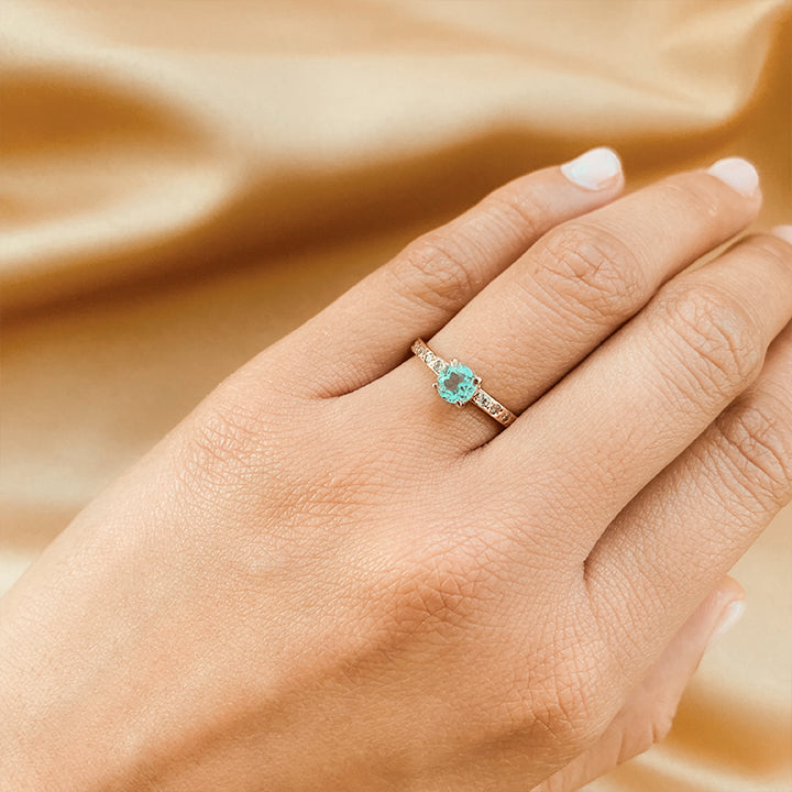 Anillo de compromiso con topacio natural y 10 diamantes laterales en oro rosa de 14 kilates