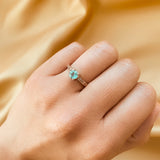 Anillo de compromiso con topacio natural y 10 diamantes laterales en oro rosa de 14 kilates