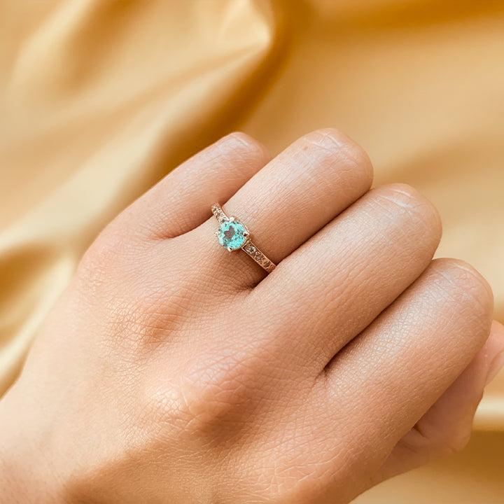 Anillo de compromiso con topacio natural y 10 diamantes laterales en oro rosa de 14 kilates