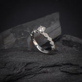 Anillo de compromiso con diamante natural .30ct con certificación GIA y 8 diamantes laterales elaborado en oro blanco de 14 kilates