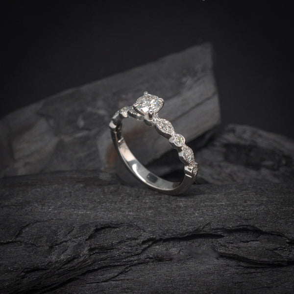 Anillo de compromiso con diamante natural .30ct con certificación GIA y 8 diamantes laterales elaborado en oro blanco de 14 kilates