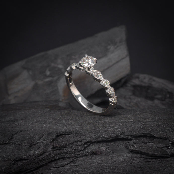 Anillo de compromiso con diamante natural .30ct con certificación GIA y 8 diamantes laterales elaborado en oro blanco de 14 kilates