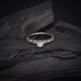 Anillo de compromiso con diamante natural .30ct con certificación GIA y 8 diamantes laterales elaborado en oro blanco de 14 kilates