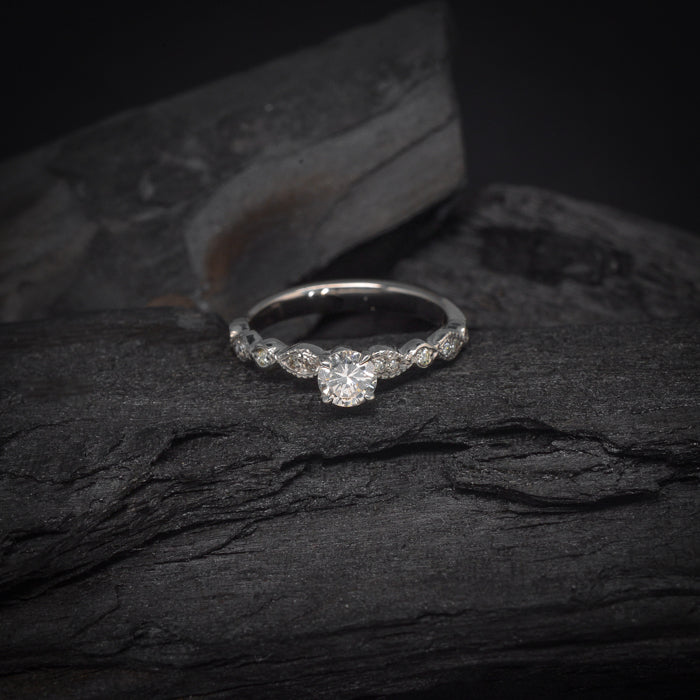 Anillo de compromiso con diamante natural .30ct con certificación GIA y 8 diamantes laterales elaborado en oro blanco de 14 kilates
