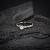 Anillo de compromiso con diamante natural .30ct con certificación GIA y 8 diamantes laterales elaborado en oro blanco de 14 kilates