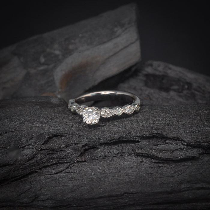 Anillo de compromiso con diamante natural .30ct con certificación GIA y 8 diamantes laterales elaborado en oro blanco de 14 kilates