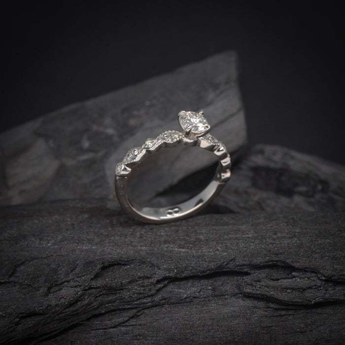 Anillo de compromiso con diamante natural .30ct con certificación GIA y 8 diamantes laterales elaborado en oro blanco de 14 kilates