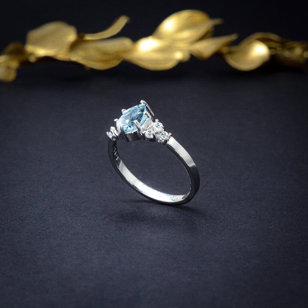 Anillo de compromiso con topacio corte gota y 6 diamantes laterales en oro blanco de 14 kilates