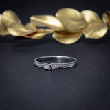 Anillo de compromiso con diamante natural de .04ct y 12 diamantes laterales elaborado en oro blanco de 14 kilates