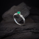 Anillo de compromiso con esmeralda natural y 10 diamantes laterales realizado en oro blanco de 14 kilates