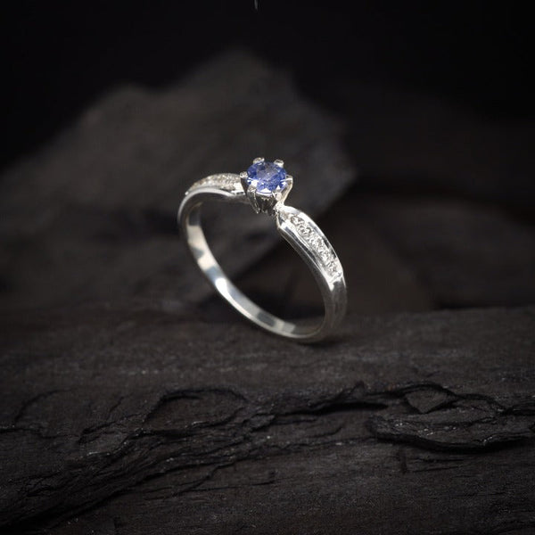Anillo de compromiso con tanzanita natural y 10 diamantes laterales realizado en oro blanco de 14 kilates