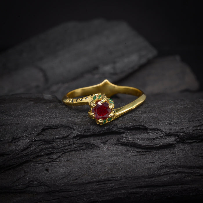 Anillo de compromiso con rubí natural, esmeraldas naturales y diamantes negros laterales elaborado en oro amarillo de 14 kilates