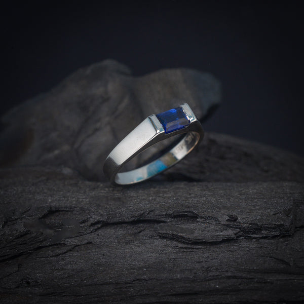 Anillo de compromiso con zafiro natural de .60ct corte esmeralda elaborado en oro blanco de 14k