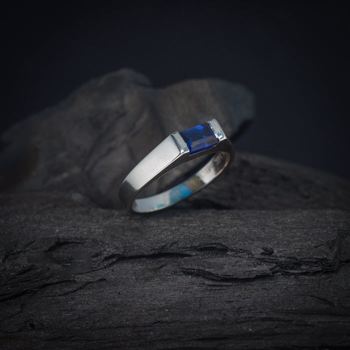 Anillo de compromiso con zafiro natural de .60ct corte esmeralda elaborado en oro blanco de 14k