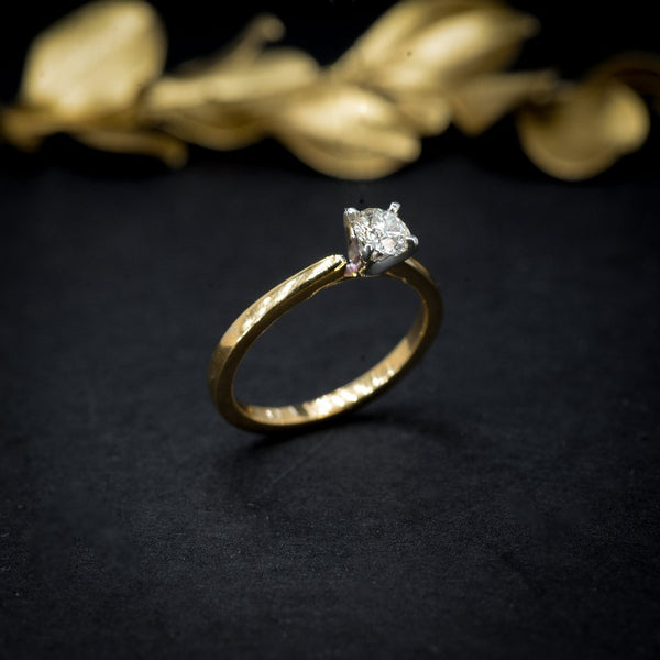 Anillo de compromiso con diamante natural central de .30ct con certificación GIA elaborado en oro amarillo de 14 kilates