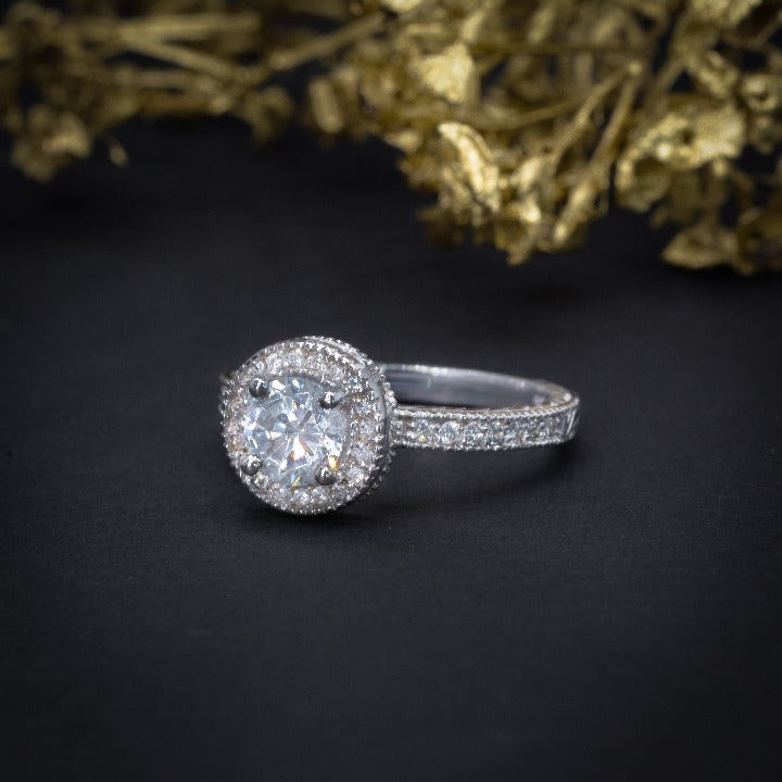 Anillo de compromiso con diamante natural de .70ct con certificación GIA y 55 diamantes laterales elaborado en oro blanco de 14 kilates