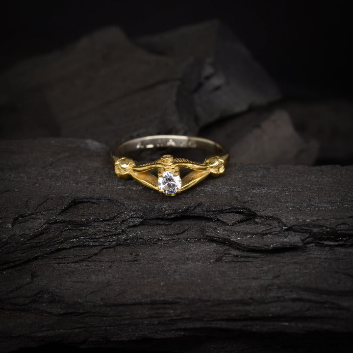 Anillo de compromiso con diamante natural central de .20ct + 2 diamantes laterales elaborado en oro amarillo y blanco de 14 kilates
