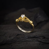Anillo de compromiso con diamante natural central de .20ct + 2 diamantes laterales elaborado en oro amarillo y blanco de 14 kilates