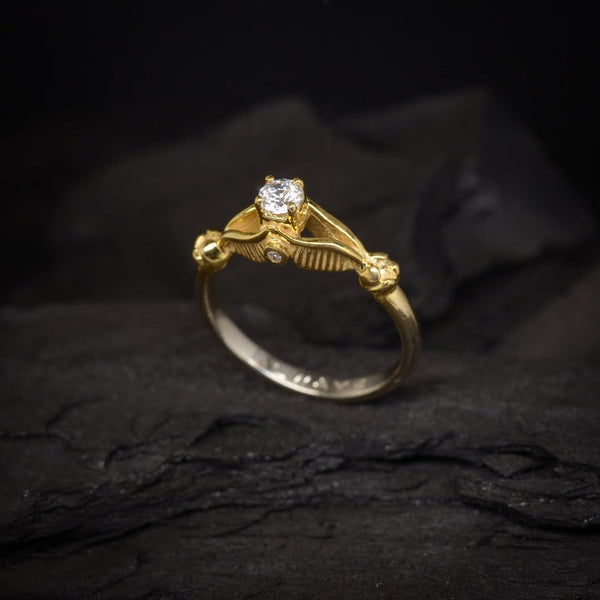 Anillo de compromiso con moissanita de .20ct con certificado GRA elaborado en oro amarillo y blanco de 14 kilates