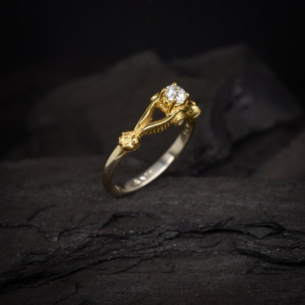 Anillo de compromiso con diamante natural central de .20ct + 2 diamantes naturales laterales elaborado en oro amarillo y blanco de 14 kilates