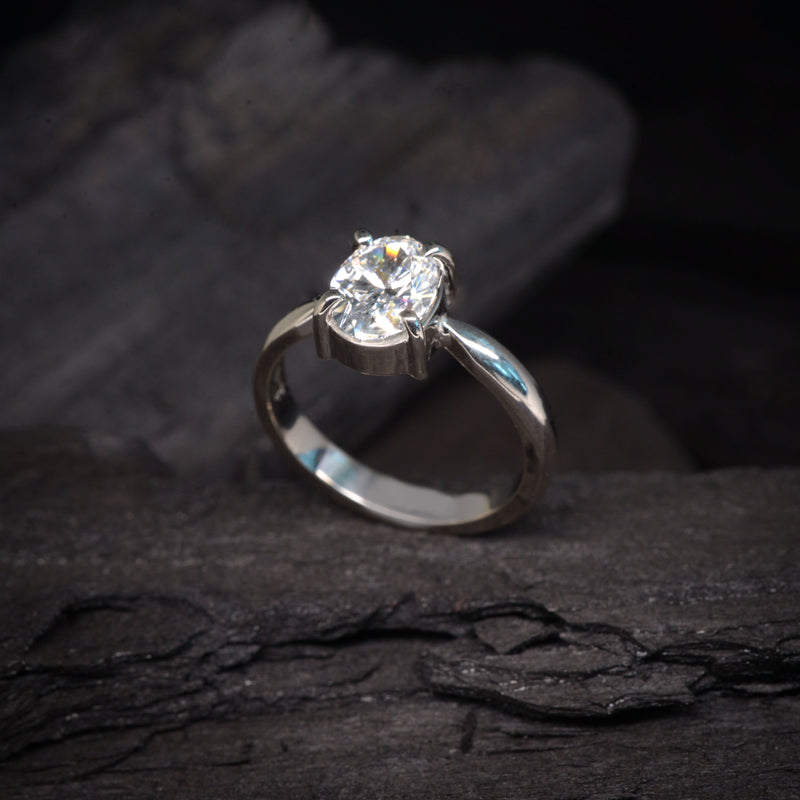 Anillo de compromiso con diamante natural central de corte