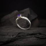 Anillo de compromiso con amatista natural y cristales laterales realizado en oro de 14 kilates
