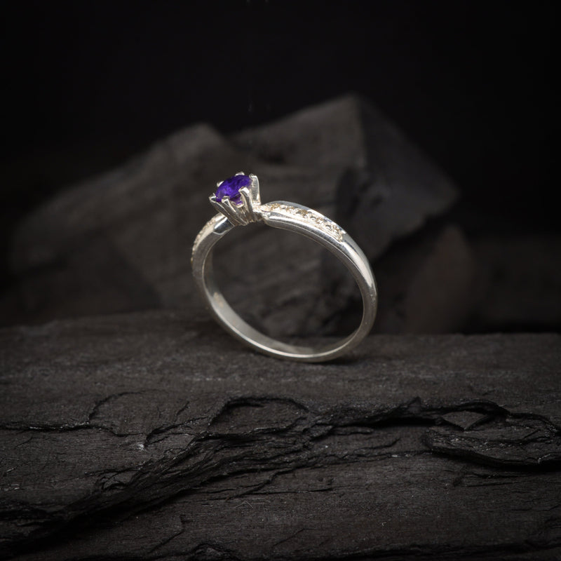 Anillo de compromiso con amatista natural y cristales laterales realizado en oro de 14 kilates