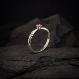 Anillo de compromiso con zafiro rosa natural y 7 diamantes laterales elaborado en oro blanco de 14 kilates