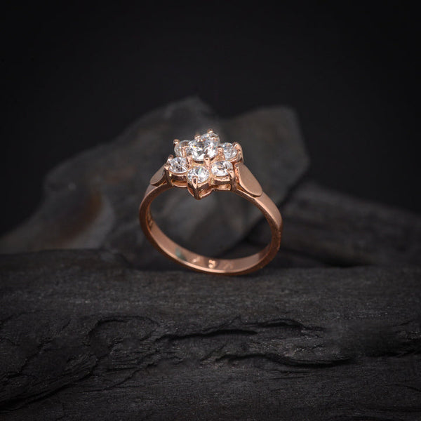 Anillo de compromiso con diamante natural central de .20ct y 6 diamantes naturales laterales elaborado en oro rosa de 18 kilates