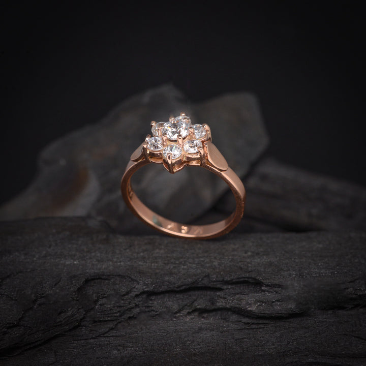 Anillo de compromiso con diamante natural de .20ct y 6 diamantes laterales elaborado en oro rosa de 18 kilates