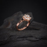 Anillo de compromiso con diamante natural de .20ct y 6 diamantes laterales elaborado en oro rosa de 14 kilates