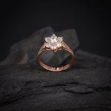 Anillo de compromiso con diamante natural de .20ct y 6 diamantes laterales elaborado en oro rosa de 14 kilates