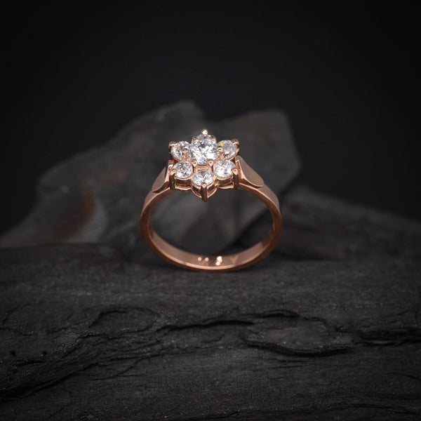 Anillo de compromiso con diamante natural central de .20ct y 6 diamantes naturales laterales elaborado en oro rosa de 14 kilates