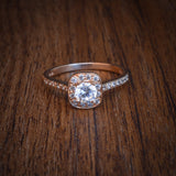 Anillo de compromiso con diamante natural de .25ct y 26 diamantes laterales realizado en oro rosa de 14 kilates