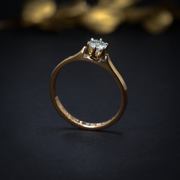 Anillo de compromiso con moissanita de .30ct certificado GRA elaborado en oro amarillo de 14 kilates