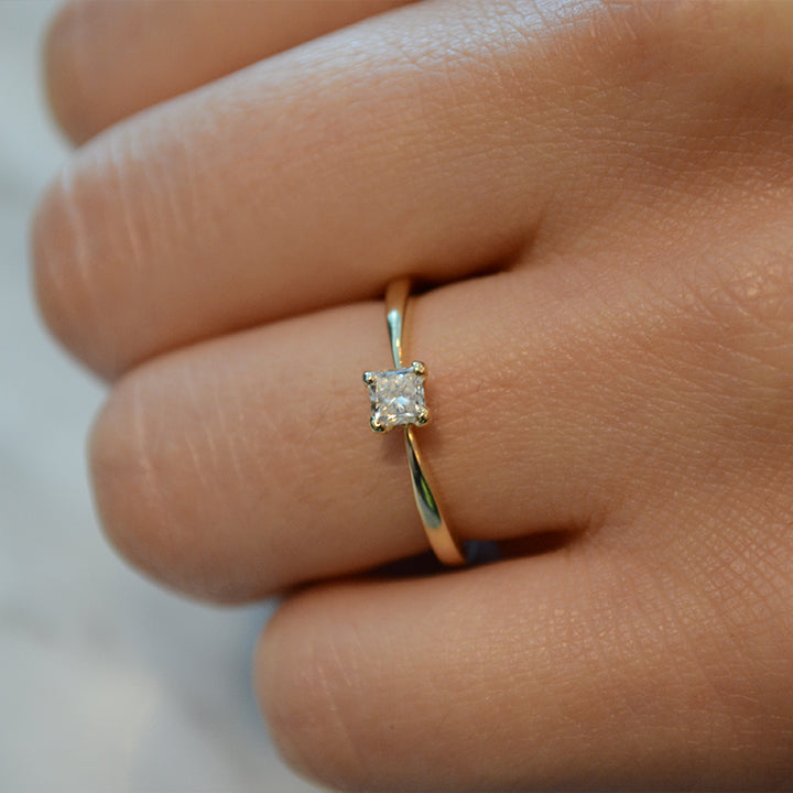 Anillo de compromiso con diamante natural de .30ct con certificación GIA elaborado en oro amarillo de 14 kilates