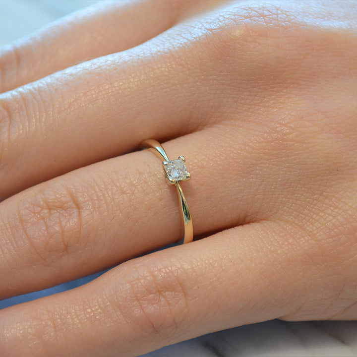 Anillo de compromiso con diamante natural de .30ct con certificación GIA elaborado en oro amarillo de 14 kilates