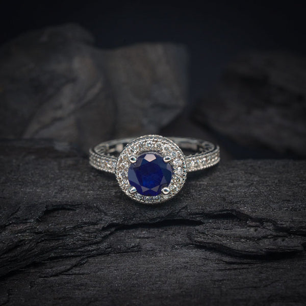 Anillo de compromiso con zafiro natural y 55 diamantes naturales laterales oro blanco de 14 kilates
