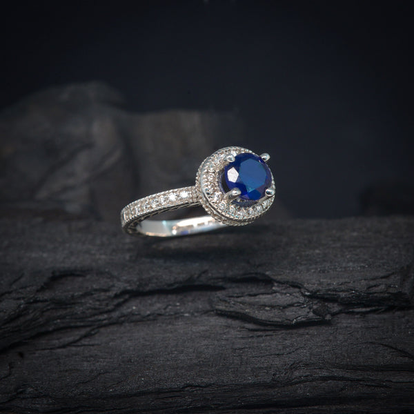 Anillo de compromiso con zafiro natural y 55 diamantes naturales laterales oro blanco de 14 kilates