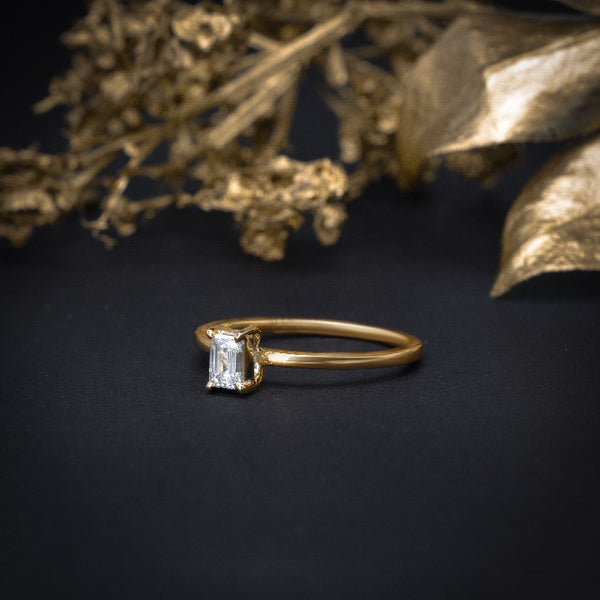 Anillo de compromiso con diamante natural central de .30ct con certificación GIA elaborado en oro amarillo de 14 kilates
