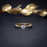 Anillo de compromiso con diamante natural .20ct elaborado en oro amarillo de 18 kilates