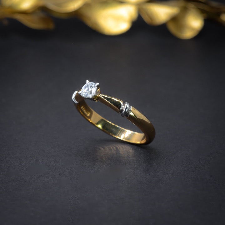 Anillo de compromiso con diamante natural .20ct elaborado en oro amarillo de 18 kilates