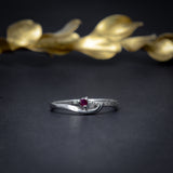 Anillo de compromiso con rubí natural y 8 diamantes laterales elaborado en oro blanco de 14 kilates